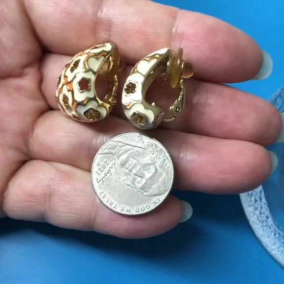 🖤ST.JOHN RARE clip on earrings